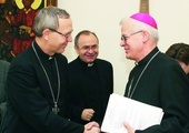 Bp Piotr Libera (z lewej) i abp Józef Michalik 