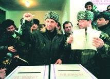 Asłan Maschadow (z lewej) 