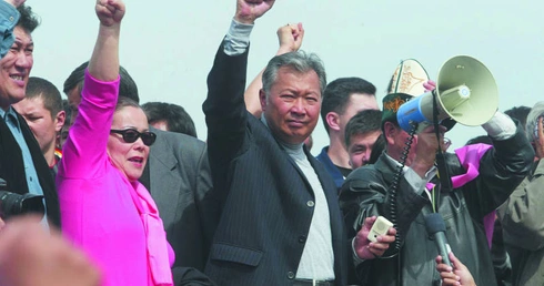 Kurmanbek Bakijew (w środku)