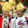 Biskup Joseph Xing Wenzhi (z prawej)