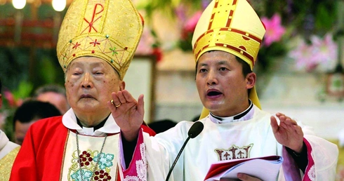 Biskup Joseph Xing Wenzhi (z prawej)