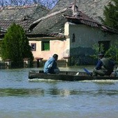 Papież pomaga powodzianom