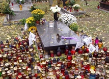 Ukradziono dzwonek z grobu Skrzyneckiego