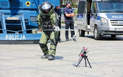 Policyjny pirotechnik podczas pokazu unieszkodliwiania bomby 