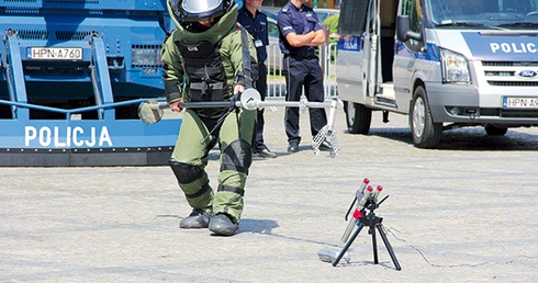 Policyjny pirotechnik podczas pokazu unieszkodliwiania bomby 