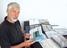  Paweł Szczepanik z dumą prezentuje część swoich latarniowych zbiorów po prawej: Pomysłowość kolekcjonerów nie ma granic