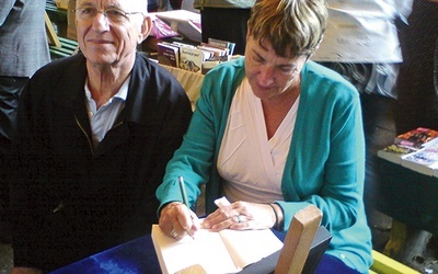   2010 rok – Amnon Rimon z siostrą Nomi Rosenblum w amfiteatrze w Połczynie-Zdroju podpisują książkę „Miłość Niemożliwa”