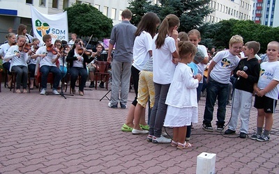  Orkiestra podczas koncertu przy parafii św. Józefa w Lublinie