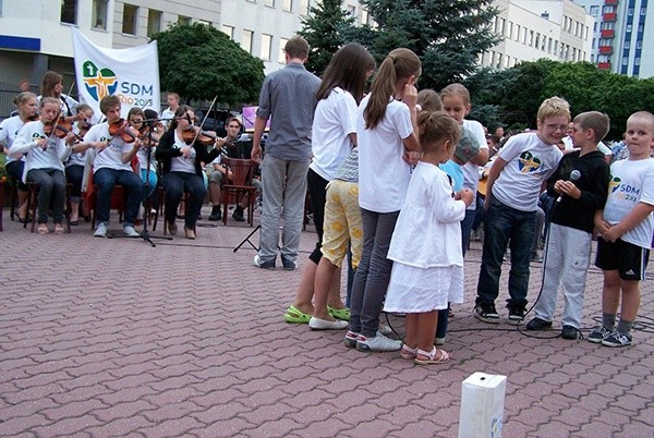  Orkiestra podczas koncertu przy parafii św. Józefa w Lublinie