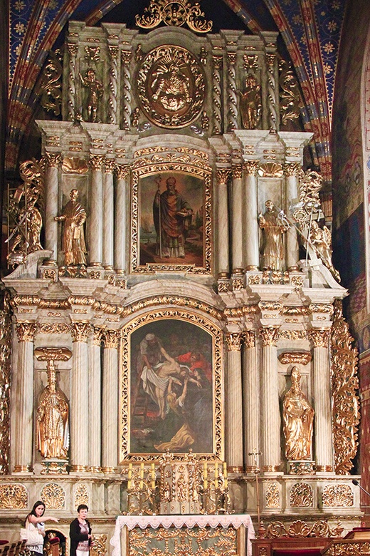 Kaliska katedra pw. św. Mikołaja. Ingresem do tej świątyni rozpocznie posługiwanie nowy pasterz. Jej główny ołtarz wzniesiono w 1662 r., a do 1973 r. w centralnym punkcie był umieszczony obraz Rubensa „Zdjęcie z krzyża”. W nocy  z 13 na 14 grudnia został skradziony, a dla zatarcia  śladów ołtarz podpalono.  Dziś widzimy jego kopię  