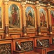 Dębowe stalle w prezbiterium katedry przedstawiają postacie  świętych Józefa, Jana Chrzciciela i apostołów