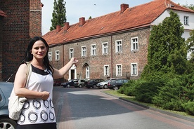 Arleta Wencwel, dziennikarka diecezjalnego dwutygodnika „Opiekun”, pokazuje budynek, który służył jako rezydencja bp. Stanisławowi Napierale 