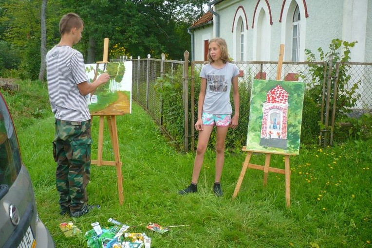 Malowanie w plenerze to sama przyjemność - mówia młodzi artyści
