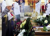 Ceremonię w katedrze i na cmentarzu poprowadził kard. Kazimierz Nycz 