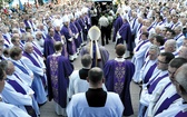  W Eucharystiach pogrzebowych wzięło  udział sześciuset księży, ponad dwudziestu biskupów  i tysiące wiernych 