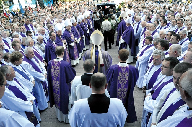  W Eucharystiach pogrzebowych wzięło  udział sześciuset księży, ponad dwudziestu biskupów  i tysiące wiernych 