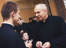 Jako katecheta i wykładowca wie, że fundamentem sukcesu jest osobowy kontakt z uczniem i studentem. Na zdjęciu ks. Łabendowicz na opłatkowym spotkaniu w seminarium