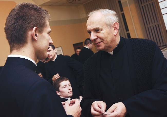 Jako katecheta i wykładowca wie, że fundamentem sukcesu jest osobowy kontakt z uczniem i studentem. Na zdjęciu ks. Łabendowicz na opłatkowym spotkaniu w seminarium