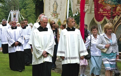  Zaprzyjaźnieni z parafią kapłani i wielu wiernych uczestniczy w lipcowych uroczystościach odpustowych 