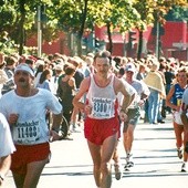   Marek Rusakiewicz (z numerem 3300) przebiegł już ponad 30 maratonów. Występował  m.in. w Gdańsku, Poznaniu, Dębnie, Wrocławiu i, jak na zdjęciu, kilkakrotnie w Berlinie