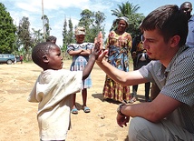  Na zdjęciu Michał Piętosa z adoptowanym synem Josephem w dziele Adopcji Serca w Kengang w Kamerunie