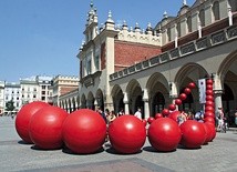 Rynek Główny. Korale od dwóch lat promują Małopolskę, ale głównie za granicą. Teraz ozdobiły Kraków. Pojadą też na podbój Warszawy i Krynicy