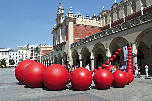 Rynek Główny. Korale od dwóch lat promują Małopolskę, ale głównie za granicą. Teraz ozdobiły Kraków. Pojadą też na podbój Warszawy i Krynicy