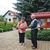 Ksiądz proboszcz Stanisław Skowronek i parafianka Janina Wójcik martwią się negatywnymi skutkami działalności kamieniołomu