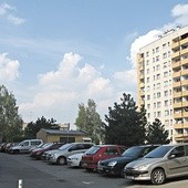 Na osiedlowych parkingach bezwzględnie przestrzegana jest zasada: kto pierwszy, ten lepszy. Osoby wracające do domu nieco później mają problem ze znalezieniem wolnego miejsca