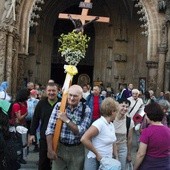 Pielgrzymi wyruszyli na szlak z katedry wrocławskiej po błogosławieństwie  abp. Mariana Gołębiewskiego