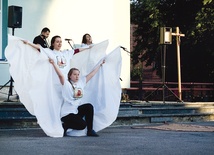 Koncert na ulicach Koziatynia ubogaciły tańce ze skrzydłami 
