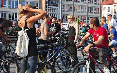 Na chwilę przed startem. Rowerowi zapaleńcy na placu przed koszalińskim ratuszem