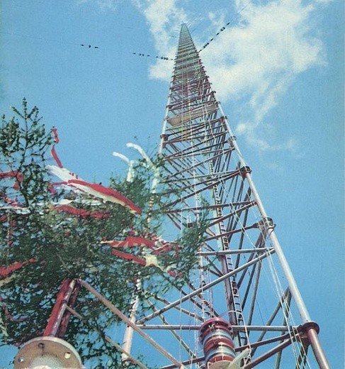 Wciąganie wiechy na maszt anteny w Konstantynowie.