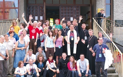 Diecezjalna ekipa ewangelizacyjna w tym roku liczyła prawie 50 osób po prawej od góry: Przystanek Jezus dla wielu młodych jest pierwszą okazją, żeby porozmawiać o swojej relacji z Panem Bogiem