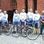 Po Mszy św. w koszalińskiej katedrze 8 rowerowych zapaleńców wyrusza na kolejną wyprawę