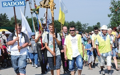 Pątnicy na czele pielgrzymki od pierwszego do ostatniego dnia niosą transparent z nazwą diecezji