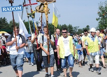 Pątnicy na czele pielgrzymki od pierwszego do ostatniego dnia niosą transparent z nazwą diecezji