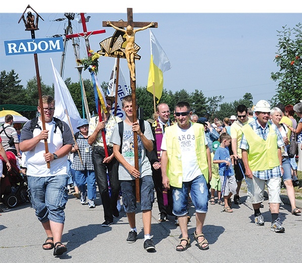 Pątnicy na czele pielgrzymki od pierwszego do ostatniego dnia niosą transparent z nazwą diecezji