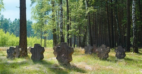 Radzieckie nagrobki w Czarnem wciąż robią niesamowite wrażenie