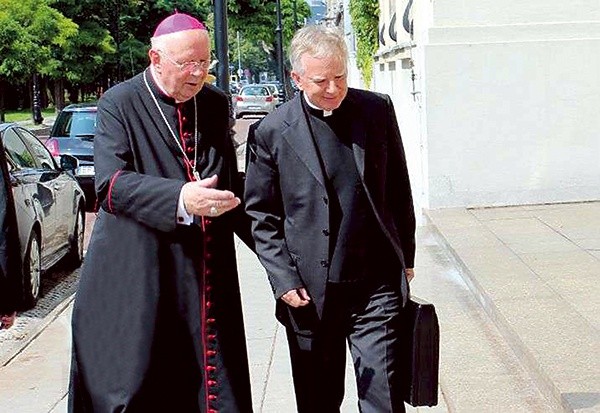  Abp Władysław Ziółek (z lewej) wprowadza abp. Marka Jędraszewskiego do pałacu biskupiego