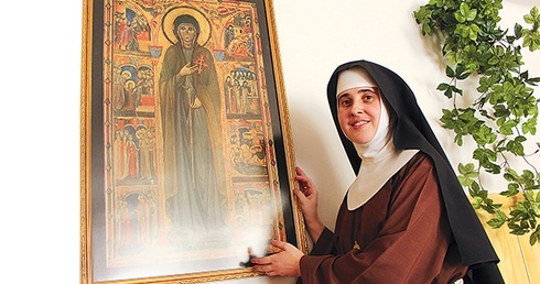  Siostra Rafaela z kopią najstarszej ikony przedstawia-jącej św. Klarę, którą kontemplują kęckie klaryski w swoim klasztorze