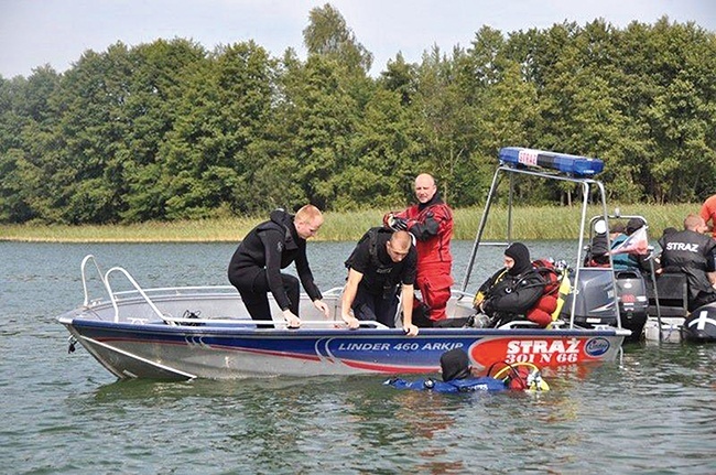 Pierwszym zadaniem nurków jest uratować osobę zaginioną