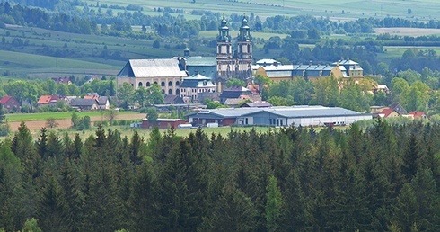 Kto wybierze się na rowerową przejażdżkę dookoła Krzeszowa, ma szansę spojrzeć na bazylikę z góry