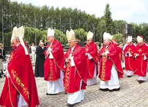  Metropolita wrocławski koncelebrował Eucharystię pod pomnikiem w KL Birkenau 