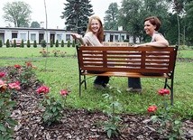 Anna Rachwał (po prawej) i Aneta Czurczak są dumne i z ogrodu, i z ogrodników