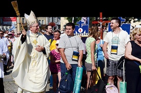  Abp Stanisław Budzik błogosławił pielgrzymom przed wyruszeniem w drogę