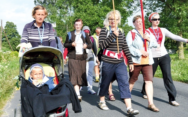 W drodze do Częstochowy są też „pielgrzymkowe dzieci”. Najpierw jadą w wózku, później idą już same. Mikołaj obiecany został przez Maryję  w 2006 roku. Dziś ma 5 lat 