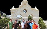  Alumni świdnickiego seminarium, o. Franciszek i pracownicy  z Polski przy wyremontowanej dzwonnicy w Betfage