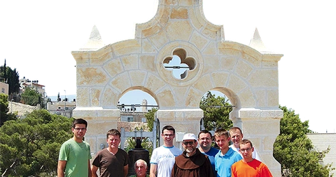  Alumni świdnickiego seminarium, o. Franciszek i pracownicy  z Polski przy wyremontowanej dzwonnicy w Betfage