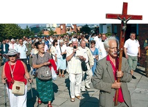 Z krzyżem spod kościoła Ducha Św., tak pątnicy rozpoczęli swoją wędrówkę na Górę Chełmską 